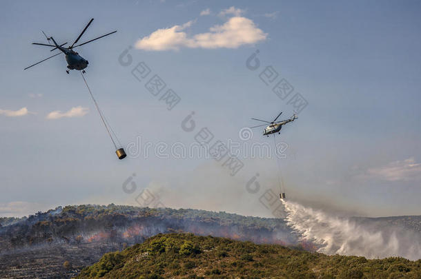 消防队员直升机熄灭森林大火