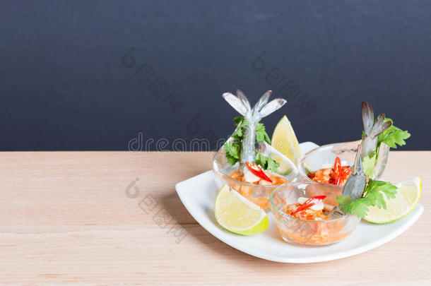 海产食品鸡尾酒对虾采用辛辣的海产食品浸