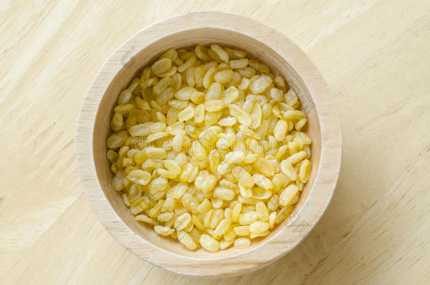 绿豆豆采用指已提到的人木制的碗.