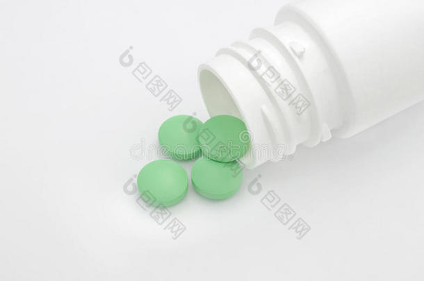 医学的观念的照片.绿色的圆形的制药的药丸溢出
