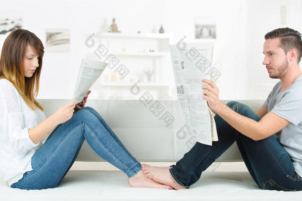 令人轻松的在家阅读报纸