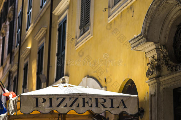 老的舒适的大街采用罗马,意大利和典型的意大利人匹萨饼店.综合症状