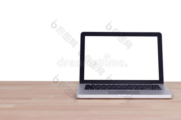 计算机笔记簿便携式电脑和空白的白色的屏幕显示屏向木材