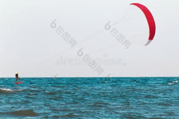 风筝手是（be的三单形式骑马采用敞开的海o海n和红色的航行