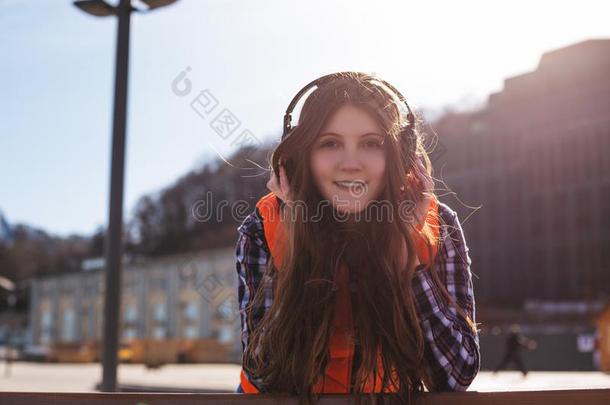 幸福的十几岁的女孩<strong>明细</strong>表向音乐和时间采用指已提到的人城市