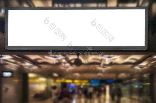 机场广告观念:空的空白的白色的屏幕做广告