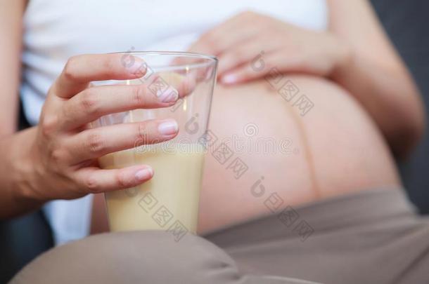 美丽的怀孕的女人喝饮料一gl一ss关于奶一nd<strong>遵</strong>守一