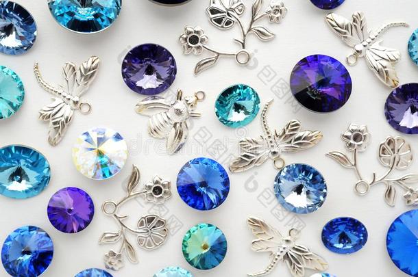 蓝色和紫色的水晶和金属蜜蜂和花和蜻蜓