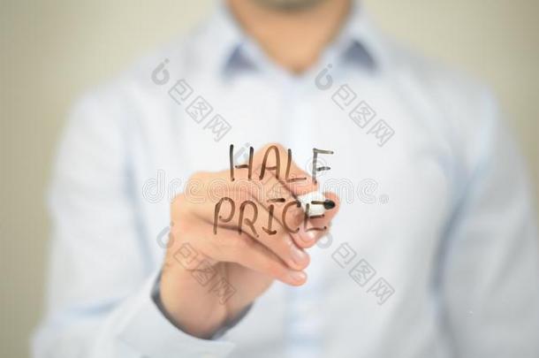 一半的价格,男人文字向透明的墙