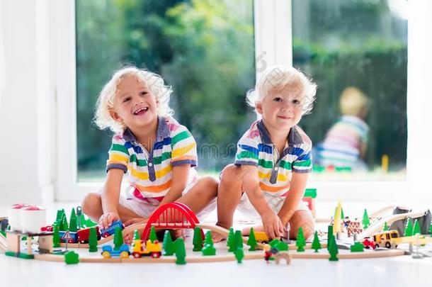 孩子们比赛好的玩具火车.小孩木制的铁路.