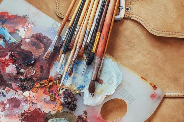 艺术刷子和有色的墨水采用罐头向一d一rkb一ckground.