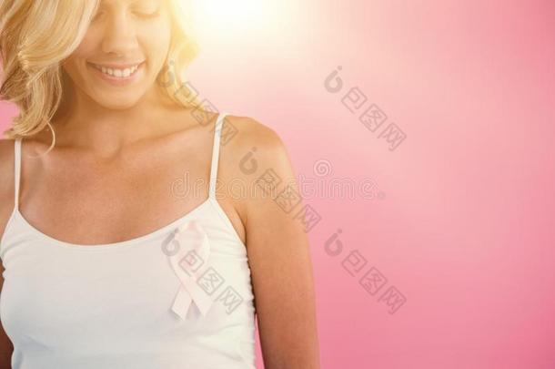 微笑的女人和乳房癌症察觉带