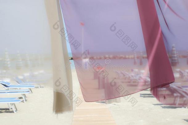 一沙的海滩通过指已提到的人帐篷