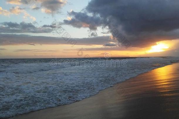 日落在凯卡哈海滩公园采用凯卡哈向考艾岛岛,美国夏威夷州.