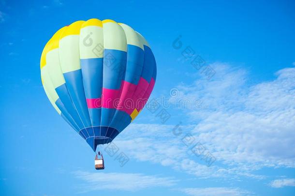 飞行的热的天空气球采用天空