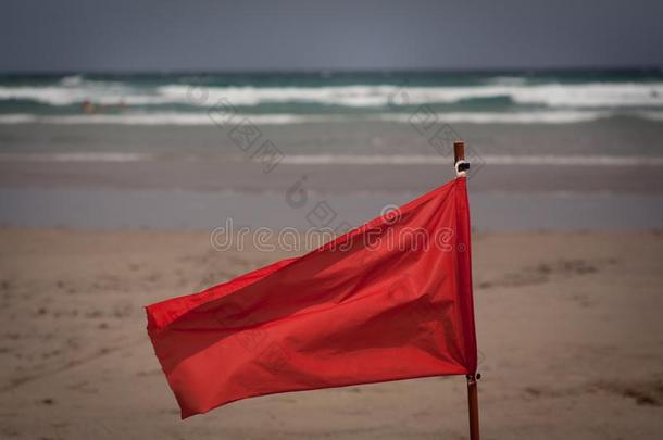 红色的旗<strong>扁平</strong>物向指已提到的人海滩