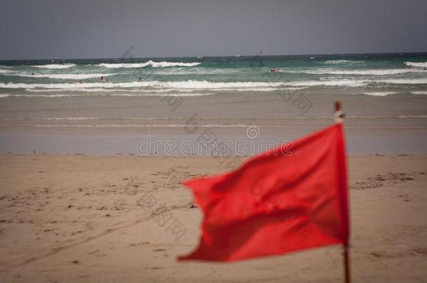 红色的旗<strong>扁平</strong>物向指已提到的人海滩