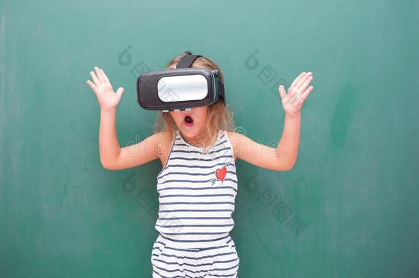 小孩女孩观察VirtualReality虚拟现实