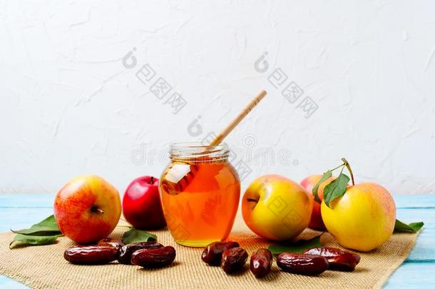 蜂蜜罐子,日期和成熟的<strong>苹果</strong>向粗麻布餐巾
