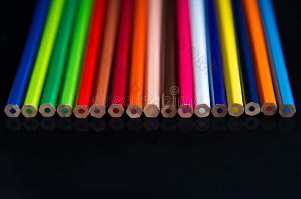 多彩的铅笔向一bl一ckb一ckground