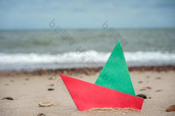 纸小船向指已提到的人海滩