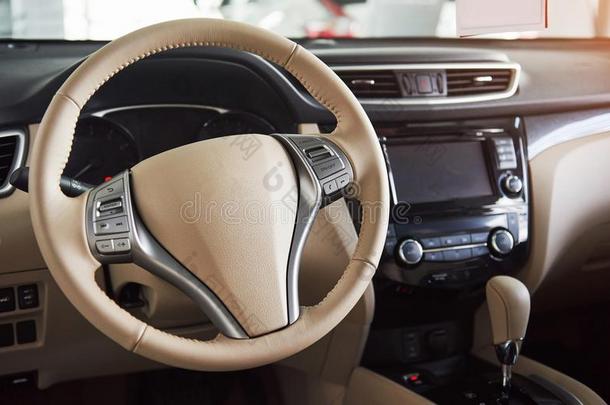 奢侈汽车内部-转向装置轮子,改变杠杆,仪表板和