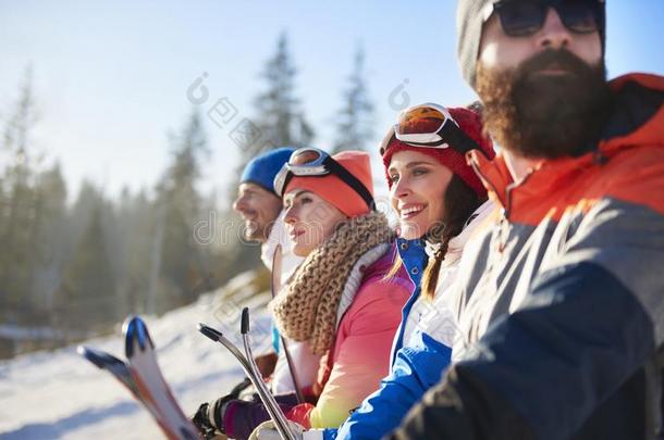 朋友和滑雪板和滑雪板