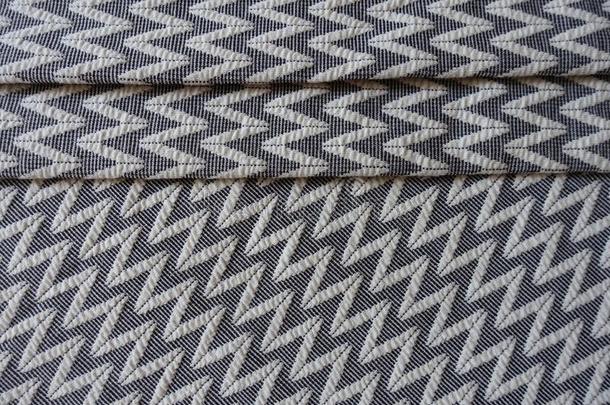 折叠的灰色的织物和之字形n.急转模式