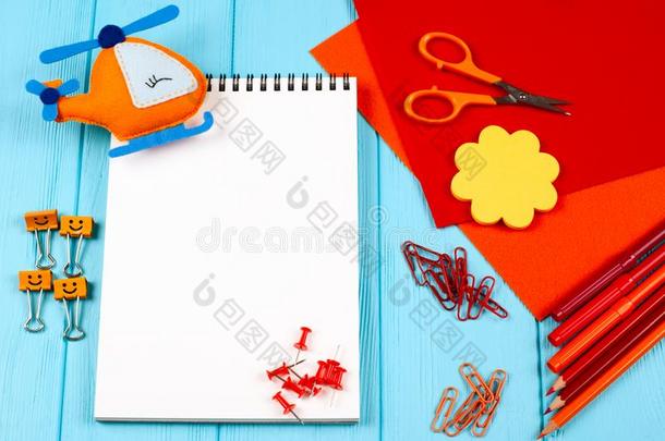 红色的和桔子铅笔,毛毡-尖端笔,信纸,纸剪,英文字母表的第19个字母