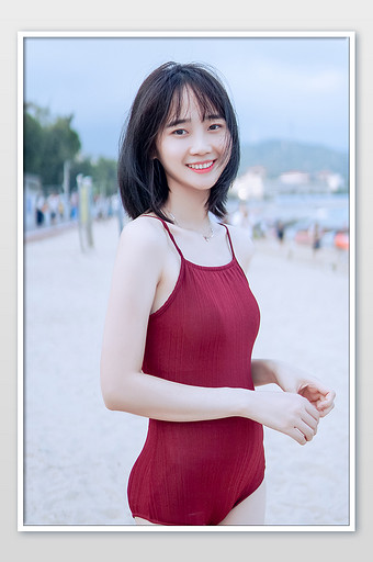 沙滩上穿着红色比基尼的美女微笑jpg1024*1542PX图片素材