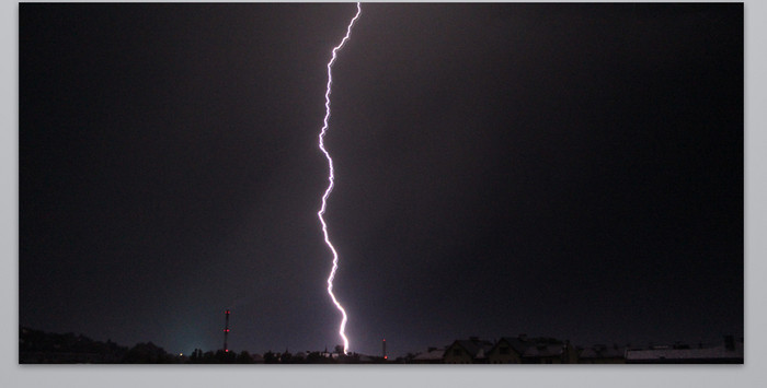 雷电夜空图片背景图