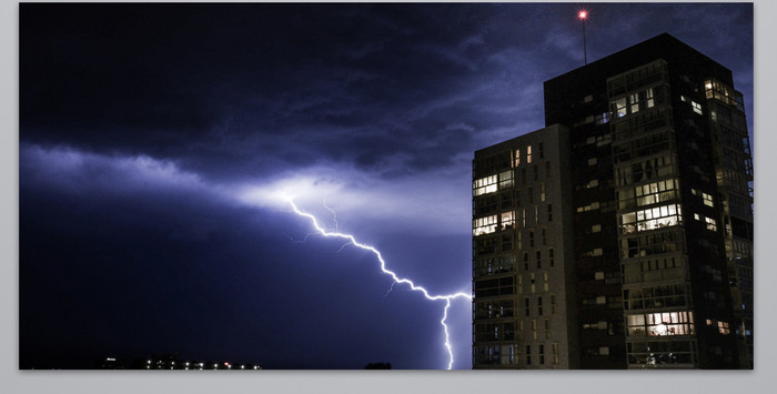 雷电夜空图片背景图