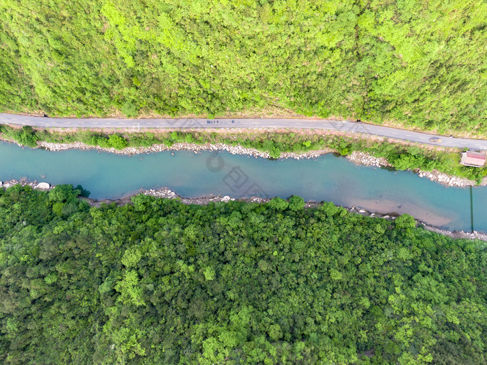 俯拍山谷河流公路