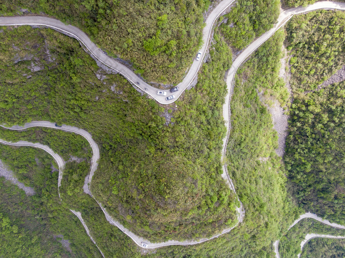 蜿蜒险峻盘山公路航拍摄影图