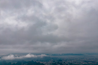 桂林城市乌云密布暴<strong>雨来</strong>临航拍