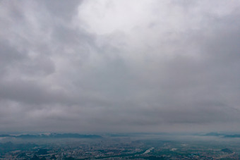 桂林城市乌云密布暴<strong>雨来</strong>临航拍