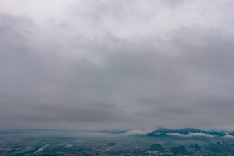 桂林城市乌云密布暴<strong>雨来</strong>临航拍