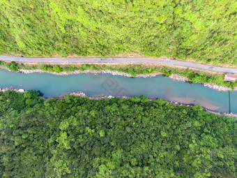 俯拍山谷河流公路