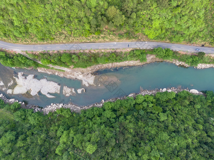 俯拍山谷河流公路