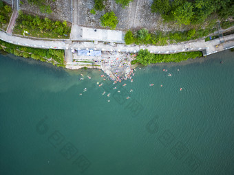夏日河中游泳避暑摄影图