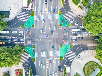 俯拍城市十字交叉路口交通航拍摄影图