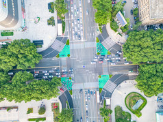 俯拍城市十字交叉路口交通航拍摄影图