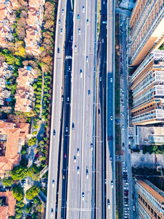城市交通大道车辆航拍摄影图