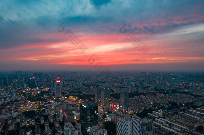 城市日落晚霞夕阳火烧云航拍摄影图