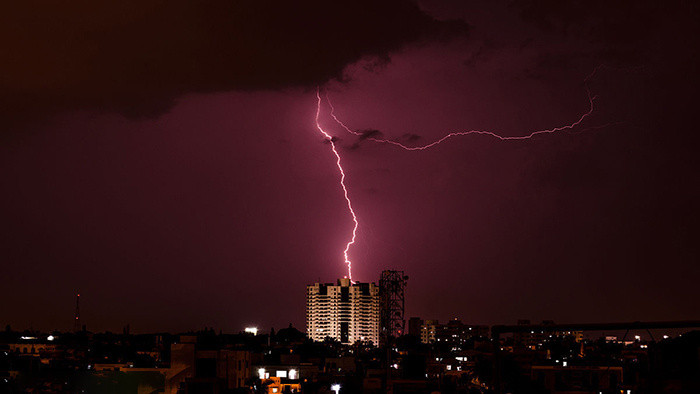 划破夜空暴风雨音效