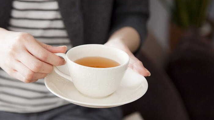 拿起或放下茶杯茶盖与杯子碰撞的声音