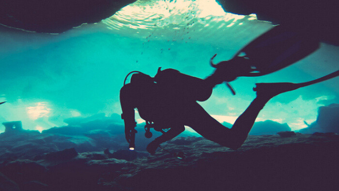 潜水员在水中的呼吸声