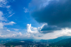 福建龙岩城市蓝天白云天际线航拍摄影图