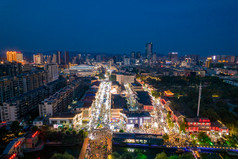 江苏连云港夜景步行街人流航拍摄影图