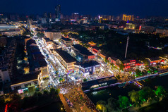 江苏连云港夜景人流航拍摄影图